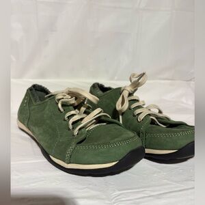 L.L. Bean Green Sneakers womens sz 9 super cute never worn